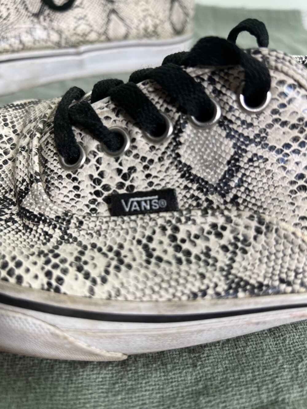 VANS Black & White Faux Snakeskin Pattern Sneakers SZ Men's 12 - Picture 9 of 11